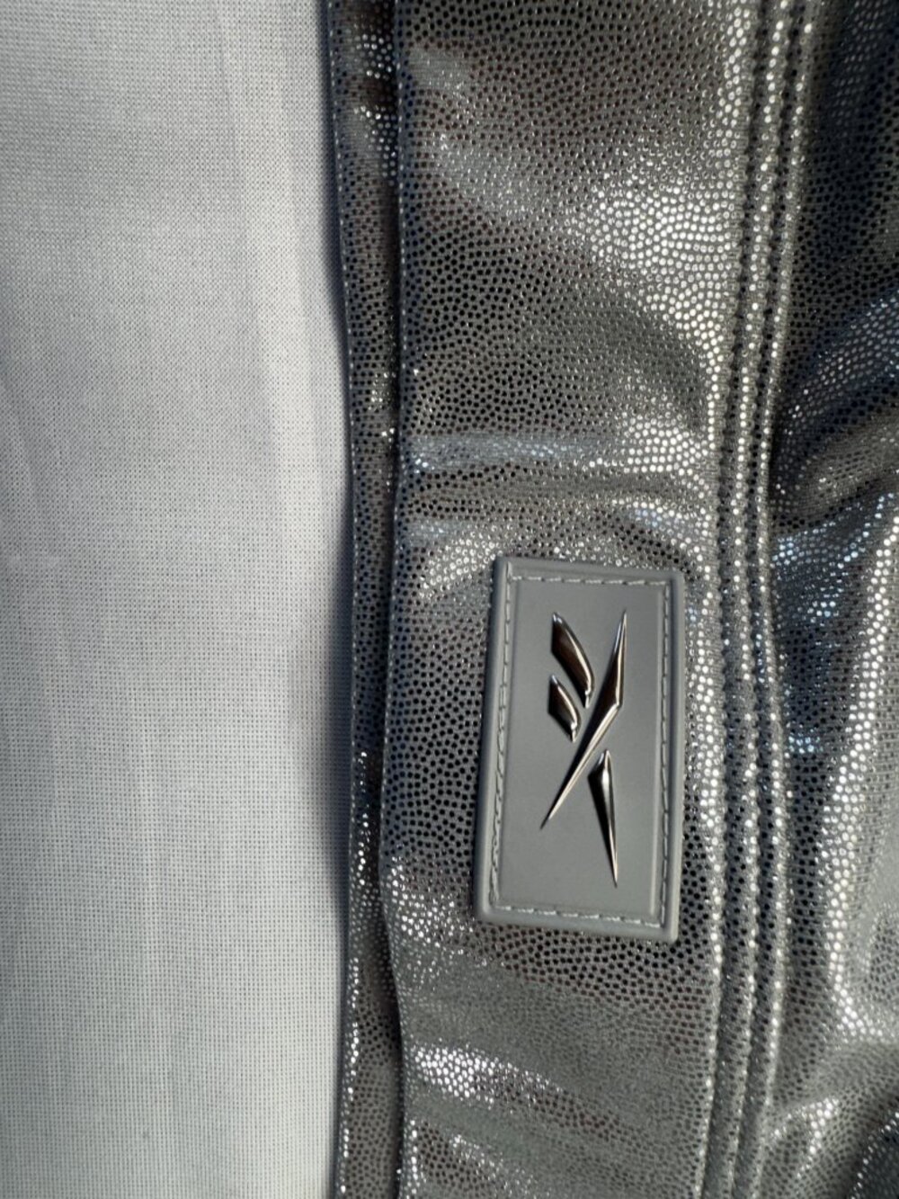 NWT Reebok Lux Strappy Sports Bra Metallic Silver Crisscross Sz XL - Picture 6 of 11